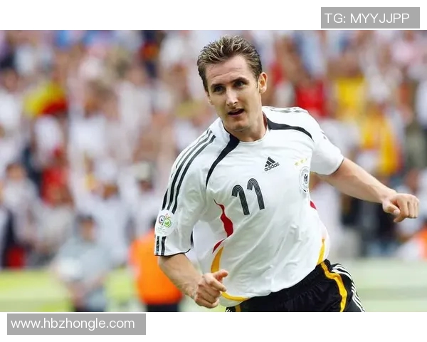 足球传奇克洛泽精美摆件展示让你感受足球的魅力与激情