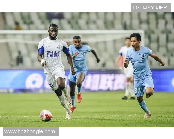 足球明星与当前球队的完美结合展现了竞技与魅力的双重魅力