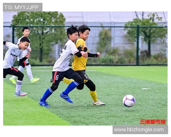 小孩观看足球明星精彩视频助力运动兴趣培养与成长发展