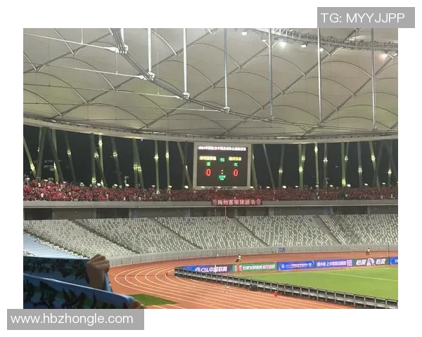 足球明星比心转场瞬间定格展现运动激情与友谊的完美结合