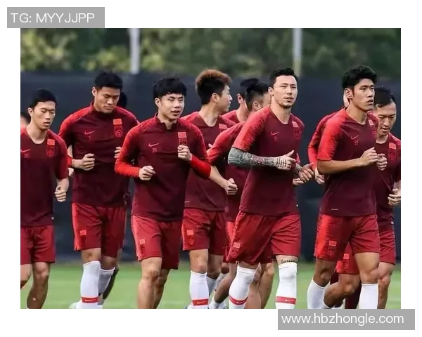 足球明星与爱妻甜蜜合影展现幸福生活瞬间的温馨时刻